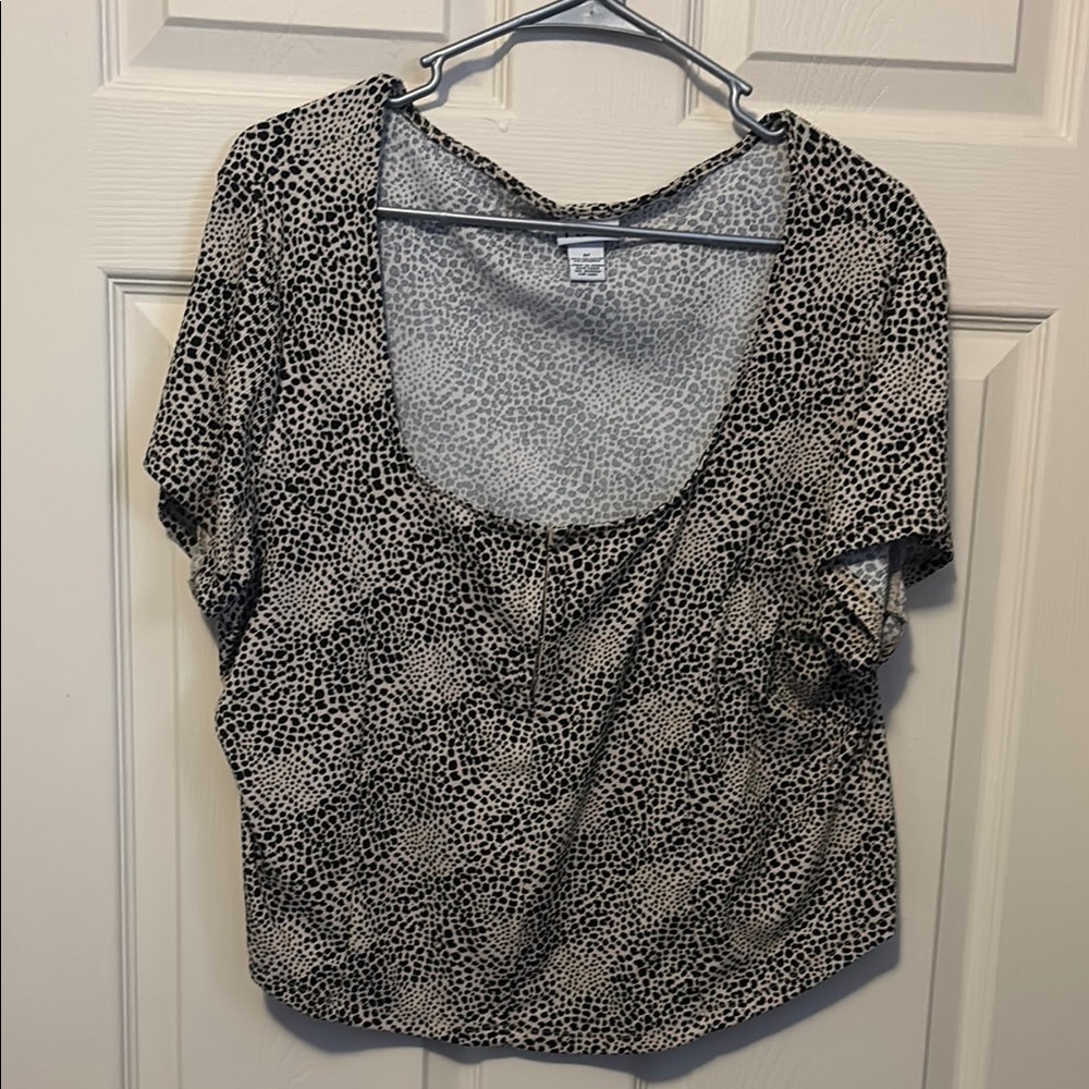Women's Black and White Patterned Top